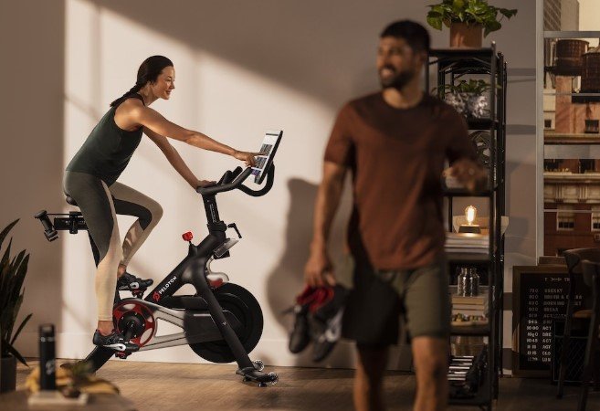 Peloton Struggles to Revive Its Business: Is Apple the Savior?